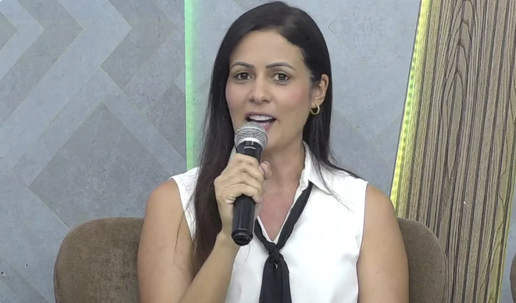 Alvo da PF por desvio de recursos da merenda, ex-primeira dama concede entrevista como ‘especialista’ em educação